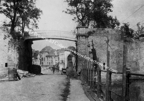 WORLD WAR 1 CANAL & CROWD AT BRIDGE